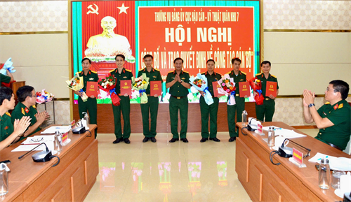 Cục Hậu cần - Kỹ thuật Quân khu 7 công bố, trao quyết định về công tác cán bộ