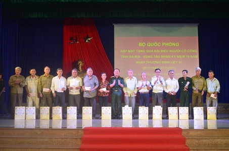 Thiếu tướng Ngô Ngọc Bình gặp mặt, tặng quà cho đối tượng chính sách, người có công tỉnh Bà Rịa – Vũng Tàu