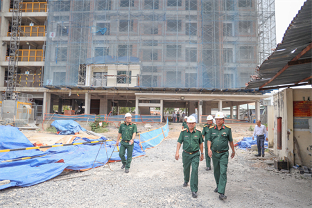 Thiếu tướng Đặng Văn Lẫm, Phó Tư lệnh Quân khu kiểm tra tiến độ thực hiện dự án nhà ở công vụ khối cơ quan Quân khu bộ