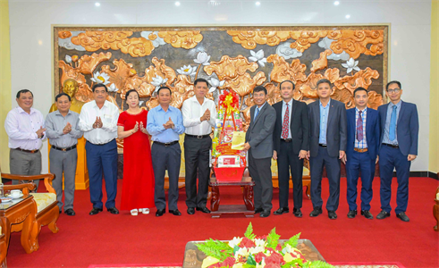 Bộ Tư lệnh Quân khu 7 thăm Đại sứ quán Việt Nam tại Thủ đô Phnôm Pênh Vương quốc Campuchia