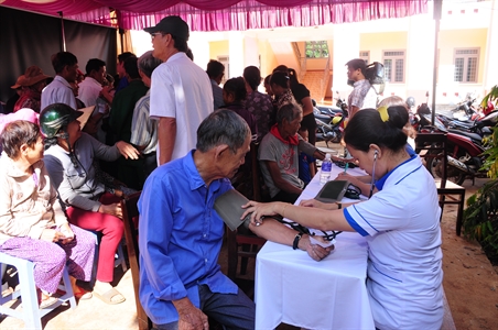 Nghĩa tình với đồng bào vùng xa