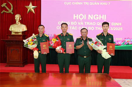Thường vụ Đảng ủy Cục Chính trị Quân khu 7 công bố và trao quyết định công tác cán bộ