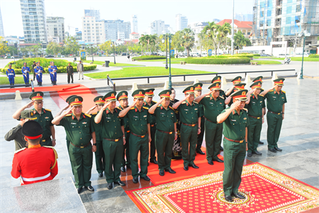 Bộ Tư lệnh Quân khu 7 viếng Tượng đài hữu nghị Việt Nam - Campuchia tại Thủ đô Phnôm Pênh