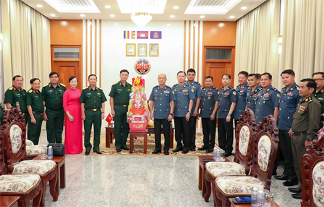 Trung tướng Nguyễn Trường Thắng, Tư lệnh Quân khu 7 chúc Tết các đơn vị Quân đội Hoàng gia Campuchia