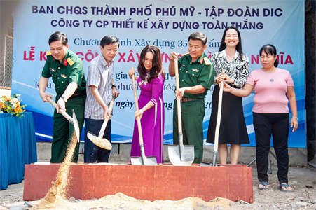 Ban CHQS thành phố Phú Mỹ phối hợp khởi công xây dựng “Nhà tình nghĩa quân - dân”