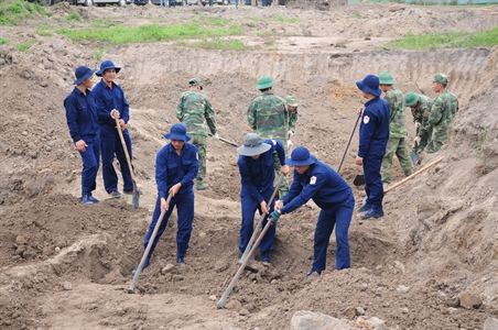 Bộ trưởng Bộ Lao động – Thương binh và xã hội thăm, kiểm tra công tác qui tập hài cốt liệt sĩ tại sân bay Tân Sơn Nhất