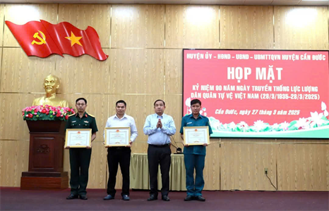 Huyện Cần Đước họp mặt kỷ niệm 90 năm Ngày truyền thống lực lượng Dân quân tự vệ