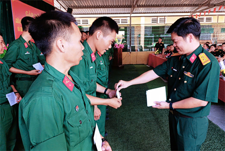 Quận Gò Vấp thăm và tặng quà chiến sĩ mới tại Lữ đoàn 77