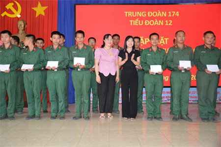 Trung đoàn 174, Bộ CHQS tỉnh Tây Ninh gặp mặt cấp ủy, chính quyền địa phương và gia đình chiến sĩ mới năm 2025