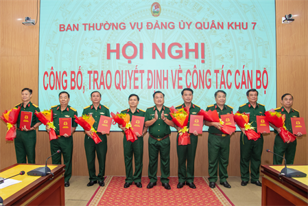 Ban Thường vụ Đảng ủy Quân khu công bố, trao quyết định về công tác cán bộ