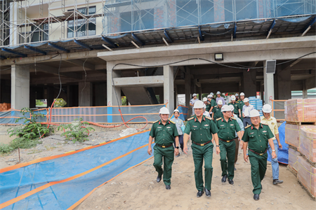 Trung tướng Nguyễn Trường Thắng, Tư lệnh Quân khu kiểm tra tiến độ thực hiện dự án nhà ở công vụ khối cơ quan Quân khu bộ