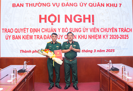 Trao quyết định chuẩn y bổ sung Ủy viên chuyên trách Ủy ban Kiểm tra Đảng ủy Quân khu