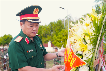 Đoàn công tác Quân khu 7 viếng Đài tưởng niệm Anh hùng liệt sĩ Quân tình nguyện Việt Nam tại tỉnh Stung Treng, Campuchia