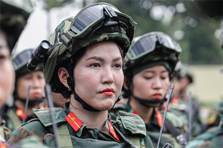 “Bông hồng” LLVT Quân khu nỗ lực cho ngày đại lễ