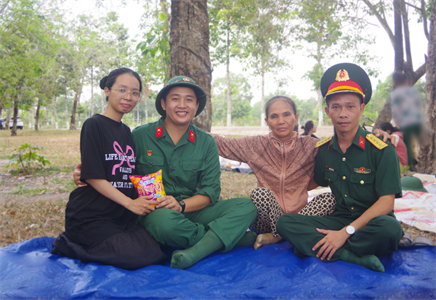 Hậu phương vững chắc - điểm tựa của chiến sĩ mới