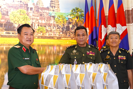 Bộ Tư lệnh Quân khu 7 chúc tết Chol Chnam Thmay Bộ Tư lệnh Quân khu 2, Quân đội Hoàng gia Campuchia