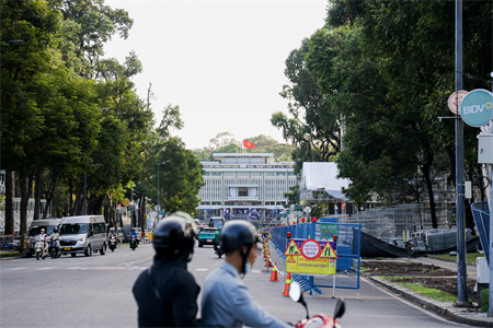 ​Gấp rút thi công các hạng mục phục vụ Lễ kỷ niệm 50 năm Ngày Giải phóng miền Nam