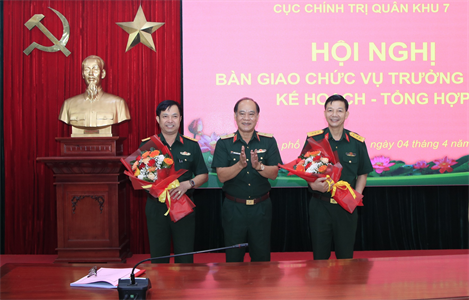 Bàn giao chức trách, nhiệm vụ Trưởng phòng Kế hoạch tổng hợp Cục Chính trị Quân khu