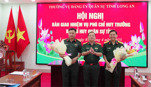 Bộ CHQS tỉnh Long An bàn giao nhiệm vụ Phó chỉ huy trưởng Bộ CHQS tỉnh