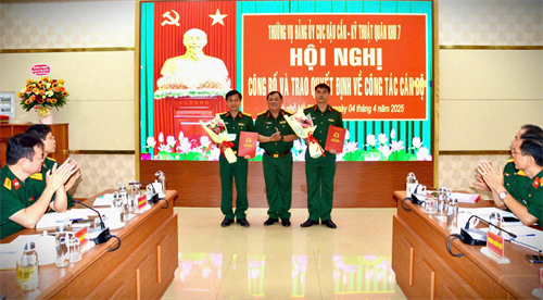 Thường vụ Đảng ủy Cục Hậu cần-Kỹ thuật Quân khu 7 công bố, trao quyết định về công tác cán bộ
