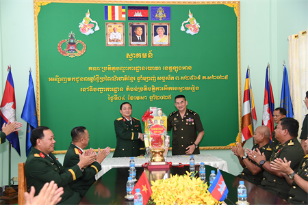 Bộ CHQS tỉnh Long An chúc tết Chol Chnam Thmay tại Campuchia