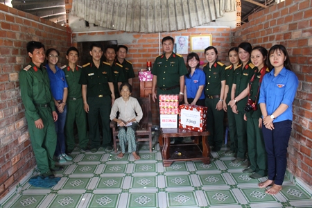 Trạm khách T67 tổ chức thăm và tặng quà gia đình chính sách