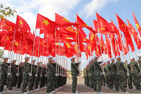 Khối cờ Đảng, cờ Tổ quốc và khối Hồng kỳ bước vào luyện tập ngoại khóa