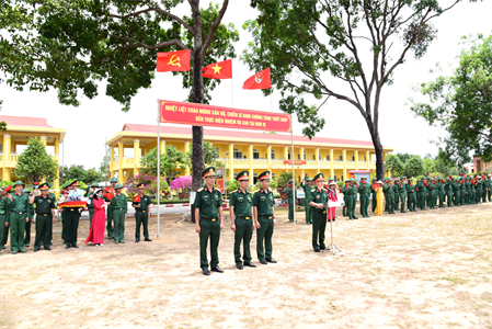 Sư đoàn 309 đón đoàn đến tham gia diễu binh, diễu hành Lễ kỷ niệm 50 năm Ngày Giải phóng miền Nam, thống nhất đất nước