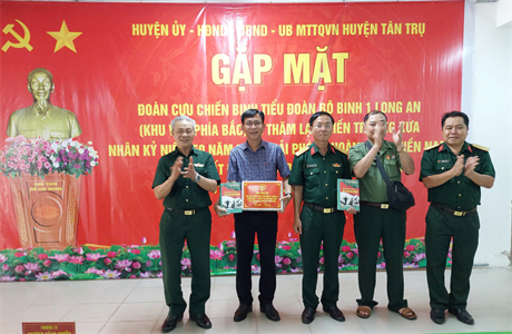 Huyện Tân Trụ tổ chức gặp mặt Đoàn cựu chiến binh Tiểu đoàn 1 Long An (khu vực phía Bắc)