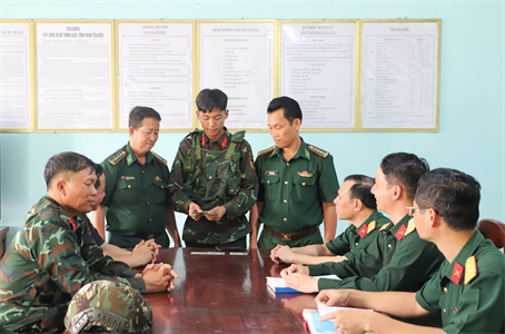2 quân nhân tham gia luyện tập diễu binh diễu hành nhặt được của rơi, trả người đánh mất