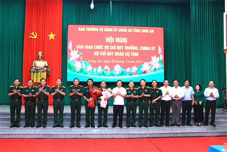 Bàn giao chức vụ Chỉ huy trưởng và Chính ủy Bộ CHQS tỉnh Long An