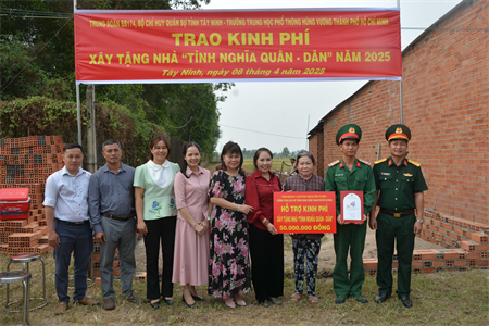 Trung đoàn 174 trao kinh phí xây dựng “Nhà tình nghĩa quân - dân”