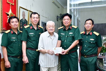 Bộ Tư lệnh Quân khu 7 thăm, tặng quà Anh hùng LLVT Nhân dân trên địa bàn TP.HCM