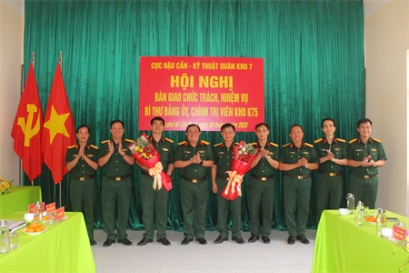 Bàn giao chức vụ Chính trị viên Kho K75, Cục Hậu cần - Kỹ thuật Quân khu 7