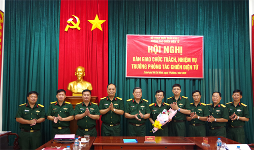 Bộ Tham mưu Quân khu tổ chức bàn giao chức trách, nhiệm vụ Trưởng phòng Tác chiến điện tử