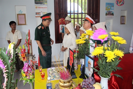 Bộ Tư lệnh Quân khu 7 viếng cụ Tô Đình Cắm