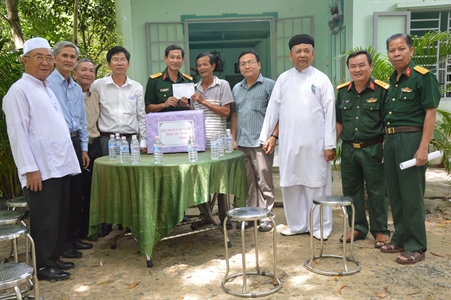 Bộ CHQS Tây Ninh phối hợp với tổ chức tôn giáo thăm gia đình chính sách