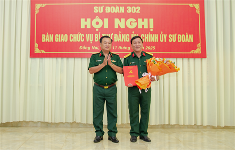 Đại tá Đỗ Huy Hạnh nhận bàn giao chức vụ Bí thư Đảng ủy, Chính ủy Sư đoàn 302