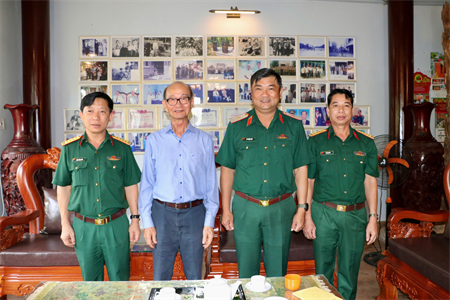 Quân khu 7 thăm, tặng quà các Anh hùng LLVT Nhân dân trên địa bàn TPHCM