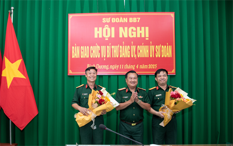 Bàn giao chức vụ Bí thư Đảng ủy, Chính ủy Sư đoàn 7