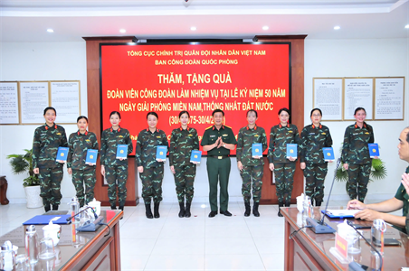 Ban Công đoàn Quốc phòng thăm, tặng quà đoàn viên Công đoàn làm nhiệm vụ A50