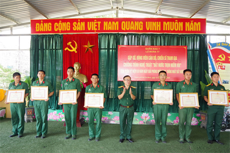 Lữ đoàn 77 gặp gỡ, động viên cán bộ, chiến sĩ tham gia chương trình nghệ thuật "Đất nước trọn niềm vui"