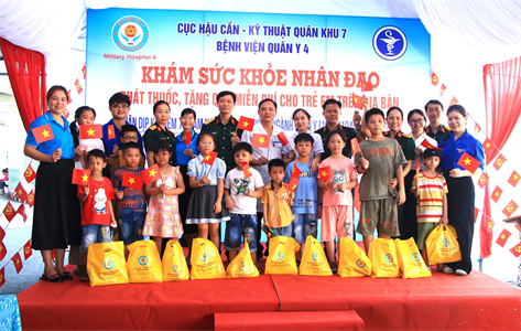 Bệnh viện Quân y 4 khám bệnh, cấp thuốc cho trẻ em trên địa bàn tỉnh Bình Dương