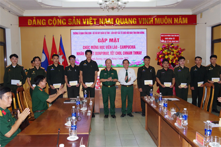 Bình Dương chúc Tết cổ truyền và tặng quà học viên Lào, Campuchia tại Trường Sĩ quan Công binh