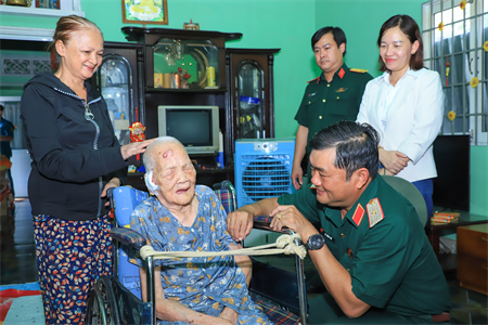 Bộ Tư lệnh Quân khu 7 thăm, tặng quà Mẹ VNAH, gia đình chính sách tại huyện Củ Chi, TP.HCM