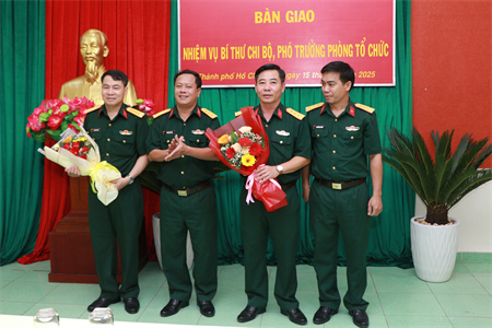 Bàn giao chức vụ Bí thư Chi bộ và chức trách, nhiệm vụ Phó Trưởng Phòng Tổ chức