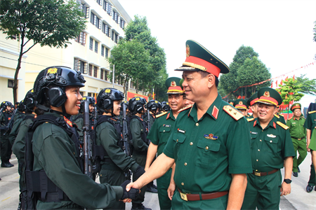 Tư lệnh Quân khu thăm, tặng quà, động viên các Khối của lực lượng CAND tham gia diễu binh, diễu hành kỷ niệm 50 năm Ngày giải phóng miền Nam