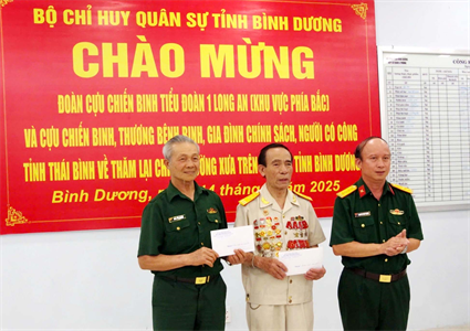 Đoàn cựu chiến binh , thương bệnh binh, gia đình chính sách, người có công thăm lại chiến trường xưa tại tỉnh Bình Dương