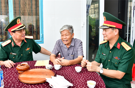 Bộ Tư lệnh Quân khu 7 thăm, tặng quà Mẹ VNAH, Anh hùng LLVT Nhân dân tại tỉnh Long An