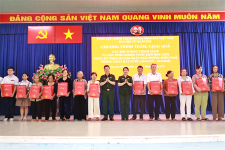 Ban Phụ nữ Quân đội tổ chức khám bệnh và cấp thuốc miễn phí, tặng quà các đối tượng chính sách trên địa bàn huyện Củ Chi